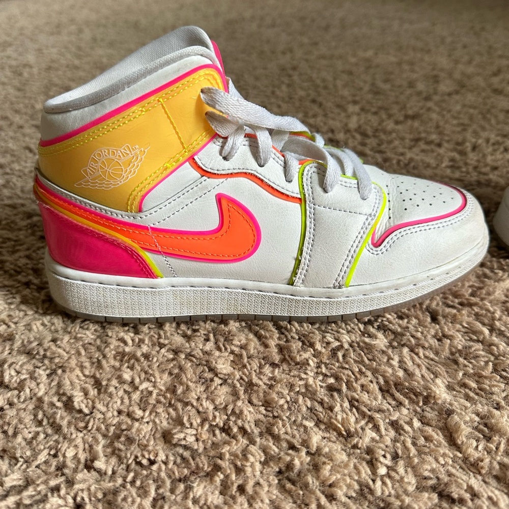 Nike Youth Air Jordan Mid 1 “Edge Glow” - Size 4.5 -